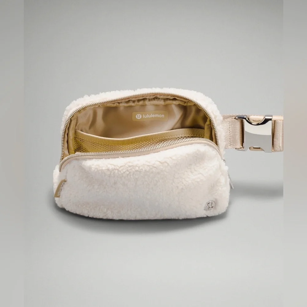 Lululemon Everywhere Belt Bag 
Natural Ivory *Fleece* Sherpa - Picture 5 of 7